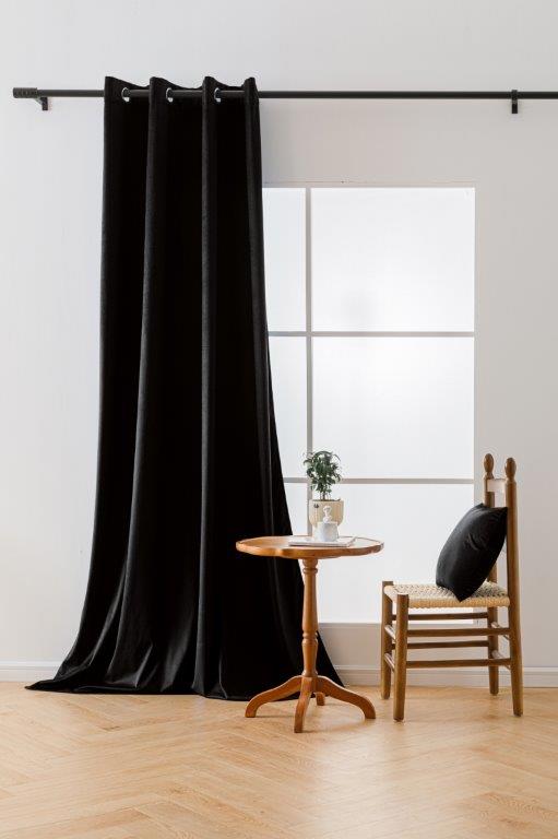 Černý zatemňovací závěs VELVET 140x250 cm Zavěšení: Kovové kroužky