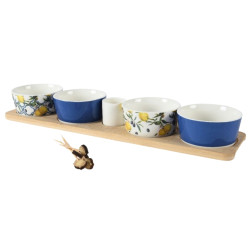 Sada porcelánových tapas misek na dřevěném podnosu