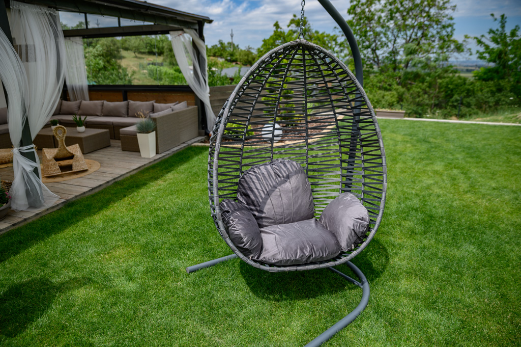 Tmavě šedé závěsné křeslo NARS se stojanem